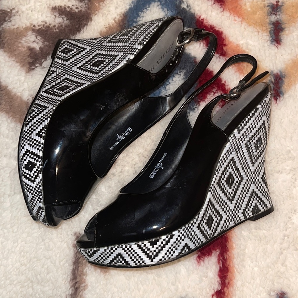 ❄️HOST PICK 🎉Black and White Wedges